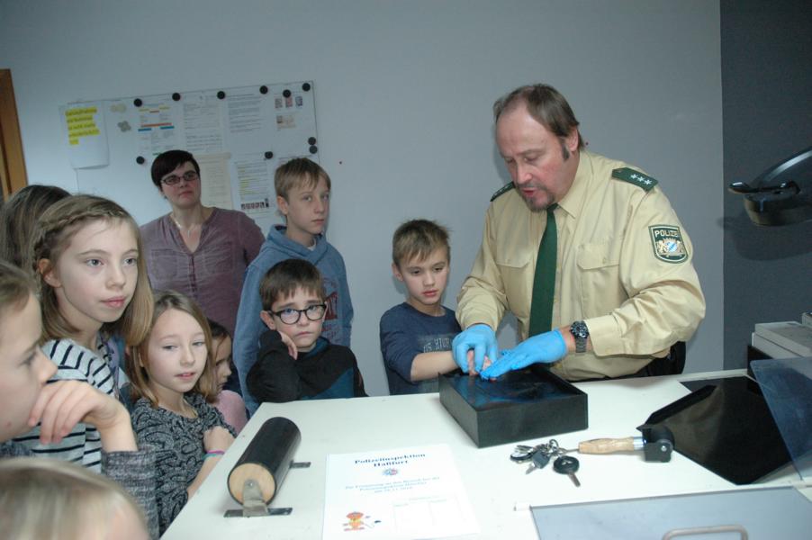 Ein Highlight für die Kleinen war die Abnahme ihres Fingerabrucks mit Polizeihauptkommissar Werner Rottmann. Foto: Moni Göhr/Landratsamt Haßberge