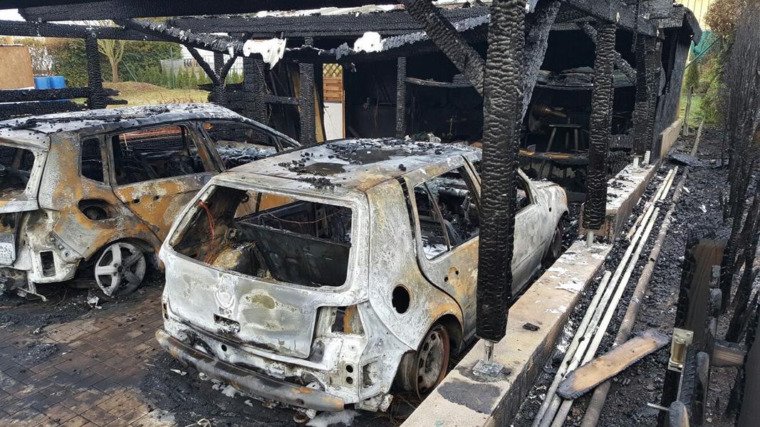 Carport Mit Zwei Autos Und Schuppen Komplett Ausgebrannt