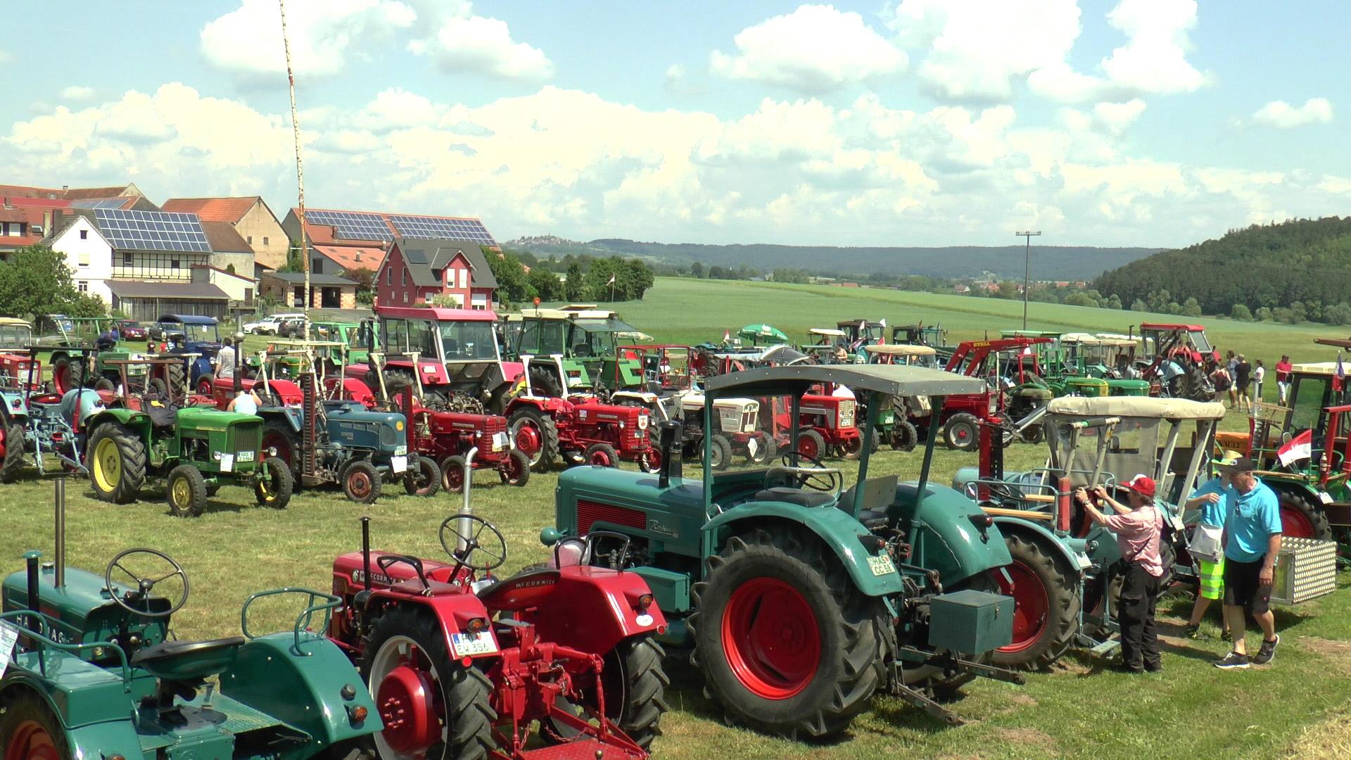 150 Liebhaber-Traktoren beim Oldtimer-Bulldog-Treffen in Brünn - Licha