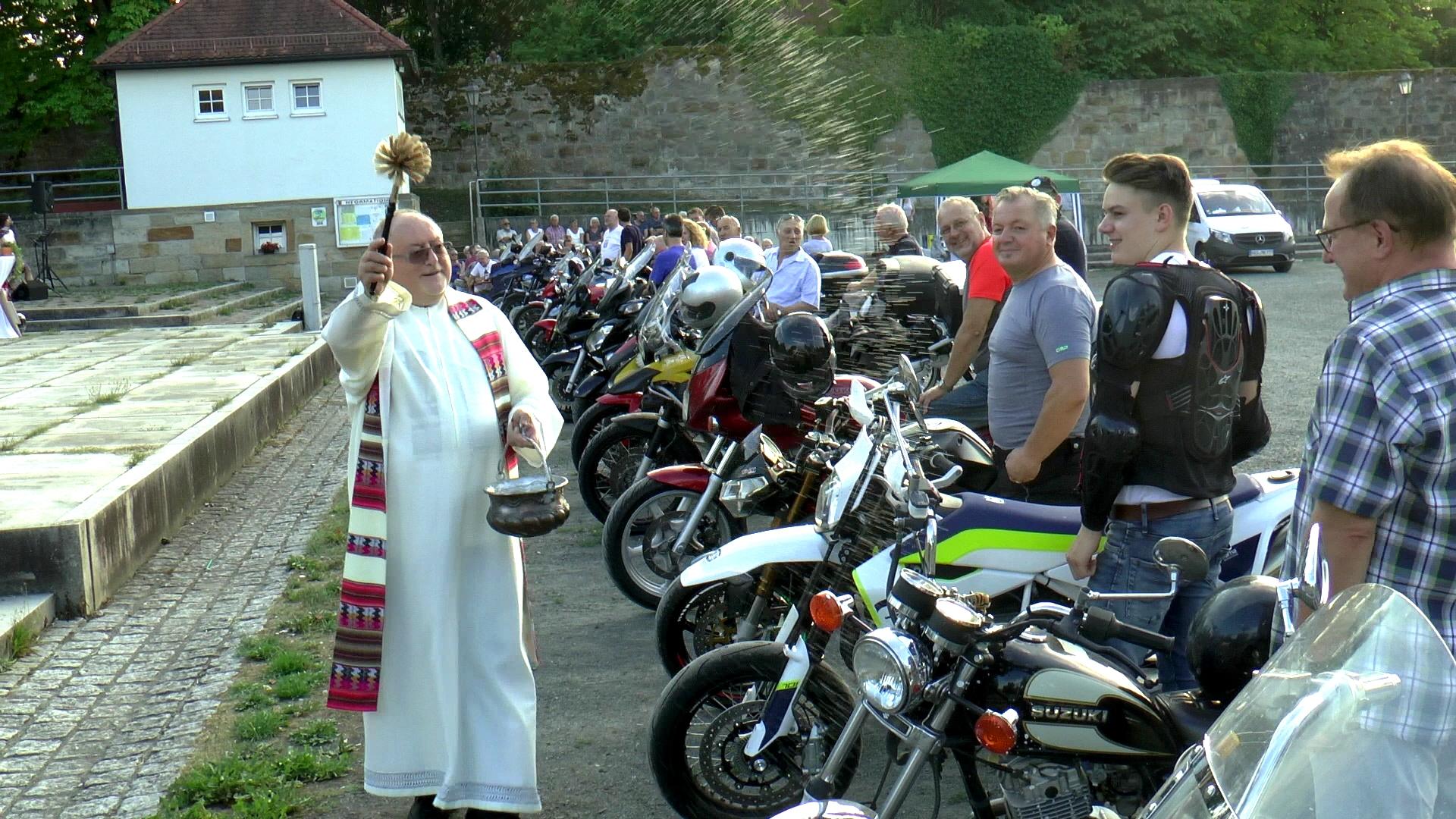 Traditioneller Motorradgottesdienst erfreut sich großer Beliebtheit - Licha Media