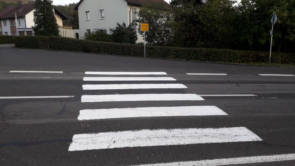 Unbekannte malen Zebrastreifen auf Straße Polizei sucht