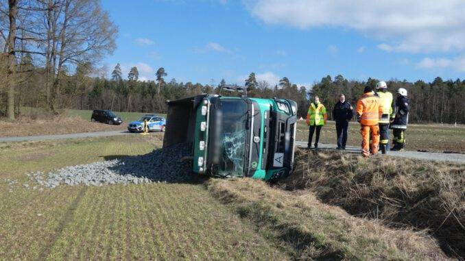 Fahrer unverletzt: Schreck in Lindau: Eisplatte kracht von LKW