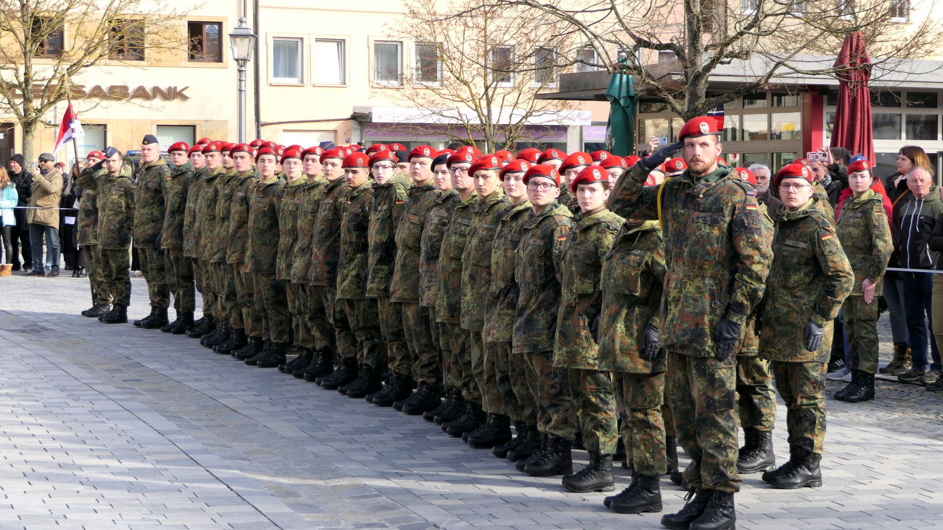 [VIDEO   FOTOS] Gelöbnis von 61 Rekruten der Bundeswehr aus Volkach in ...