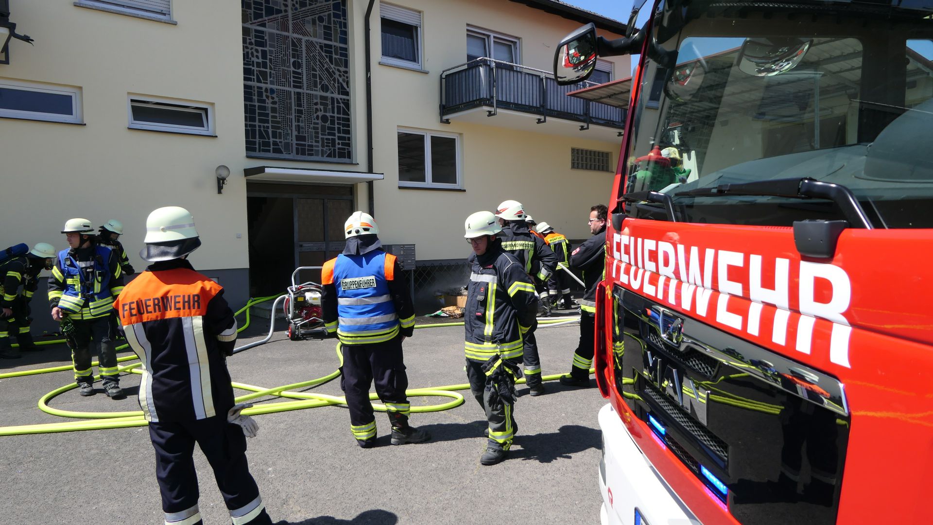 [FOTOS] Starke Rauchentwicklung Bei Kellerbrand - Großaufgebot Der ...