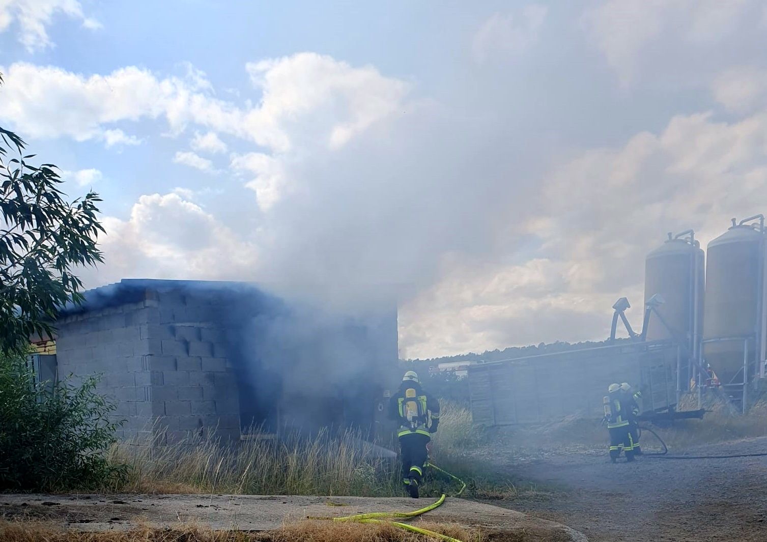 [FOTOS] Vollbrand Bei Biogasanlage - Feuerwehr Im Großeinsatz Mit über ...