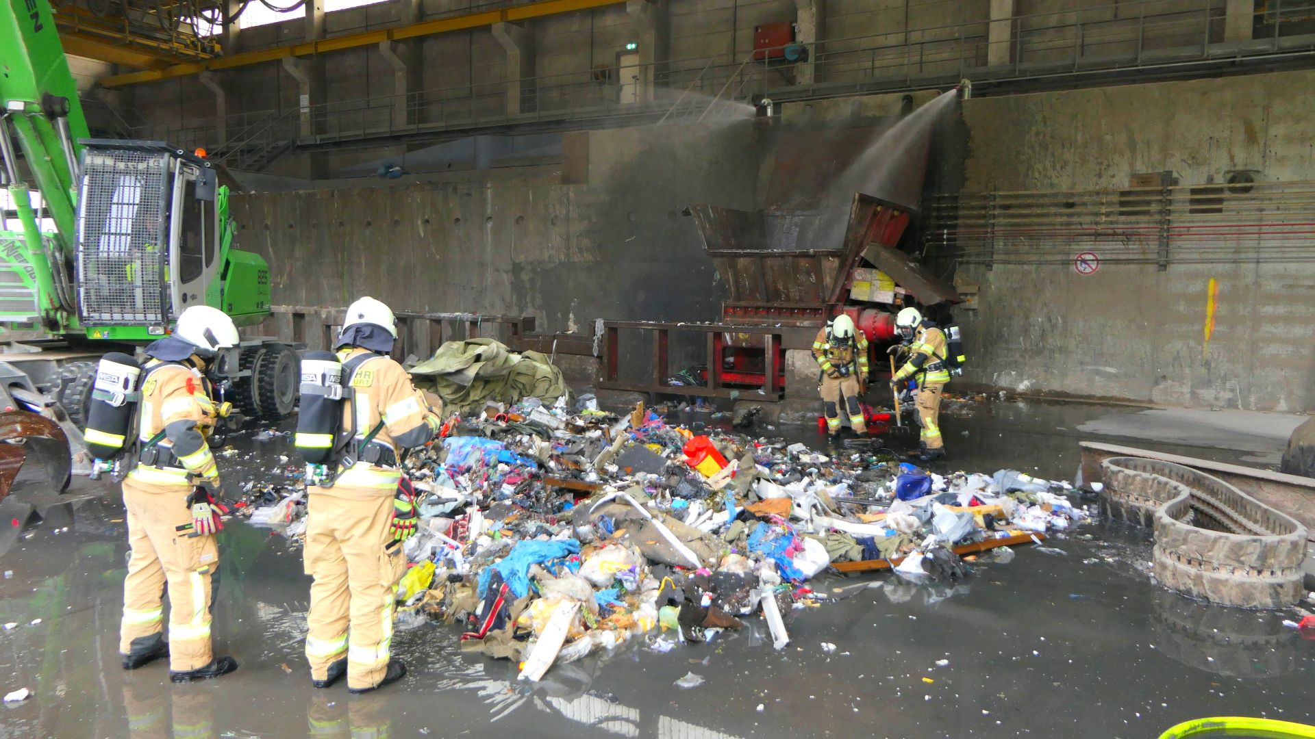 Brand in Müllzerkleinerer einer Recyclingfirma [ Einsatzbericht