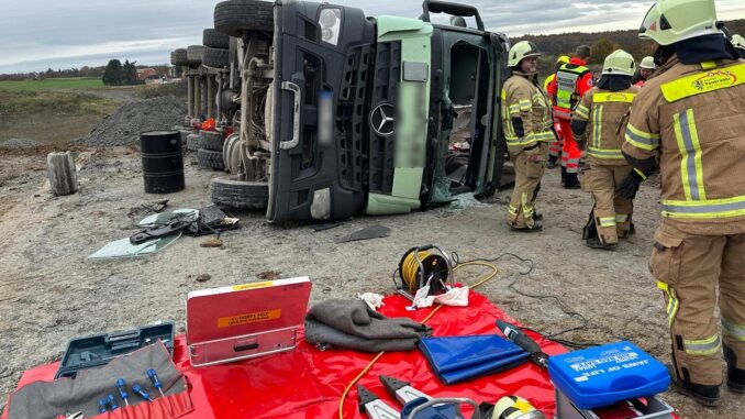 FOTOS] Sattelzug kippt seitlich um - Feuerwehr befreit 59-jährigen Fahrer -  Licha Media