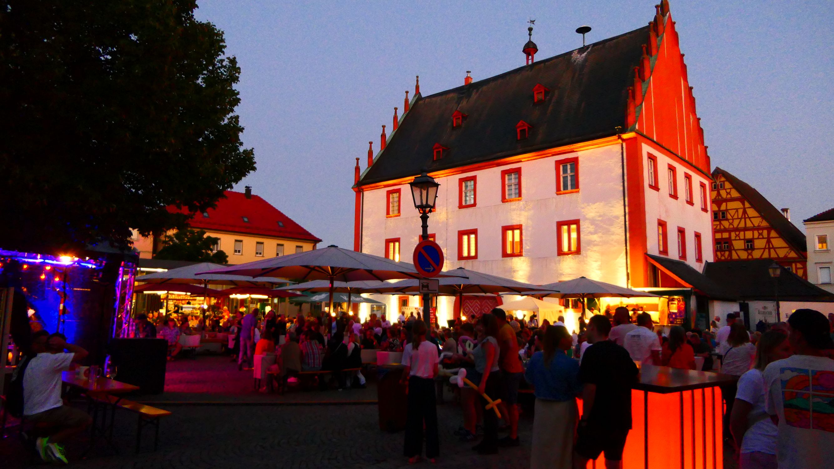 In den Abendstunden war der Marktplatz in eine besondere Atmosphäre gehüllt. Foto: © Christian Licha